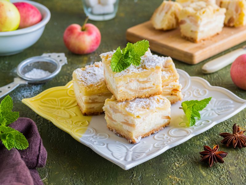 Prăjitură cu mere și budincă de vanilie